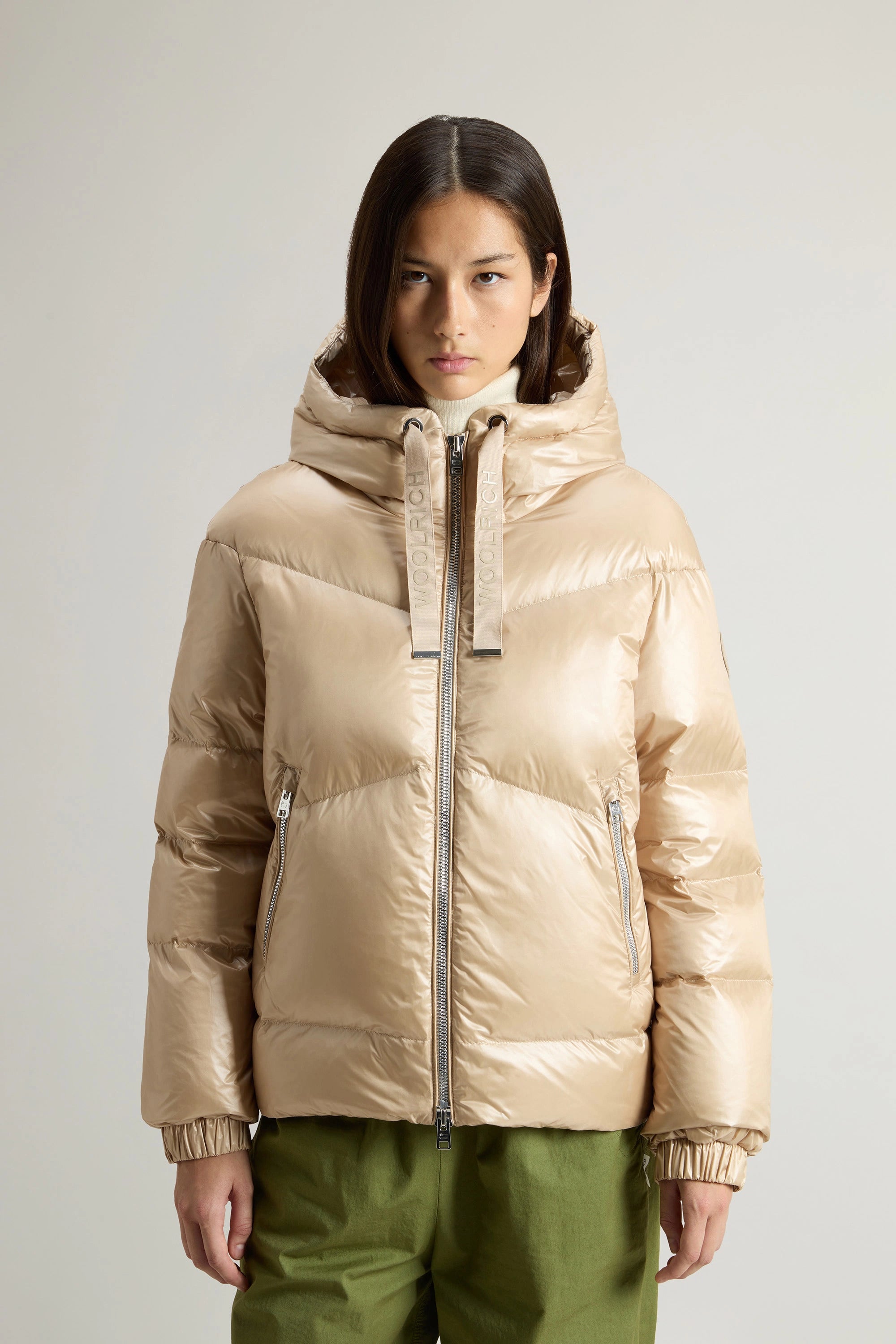 Short Down Jacket Aliquippa in Shiny Nylon Beige