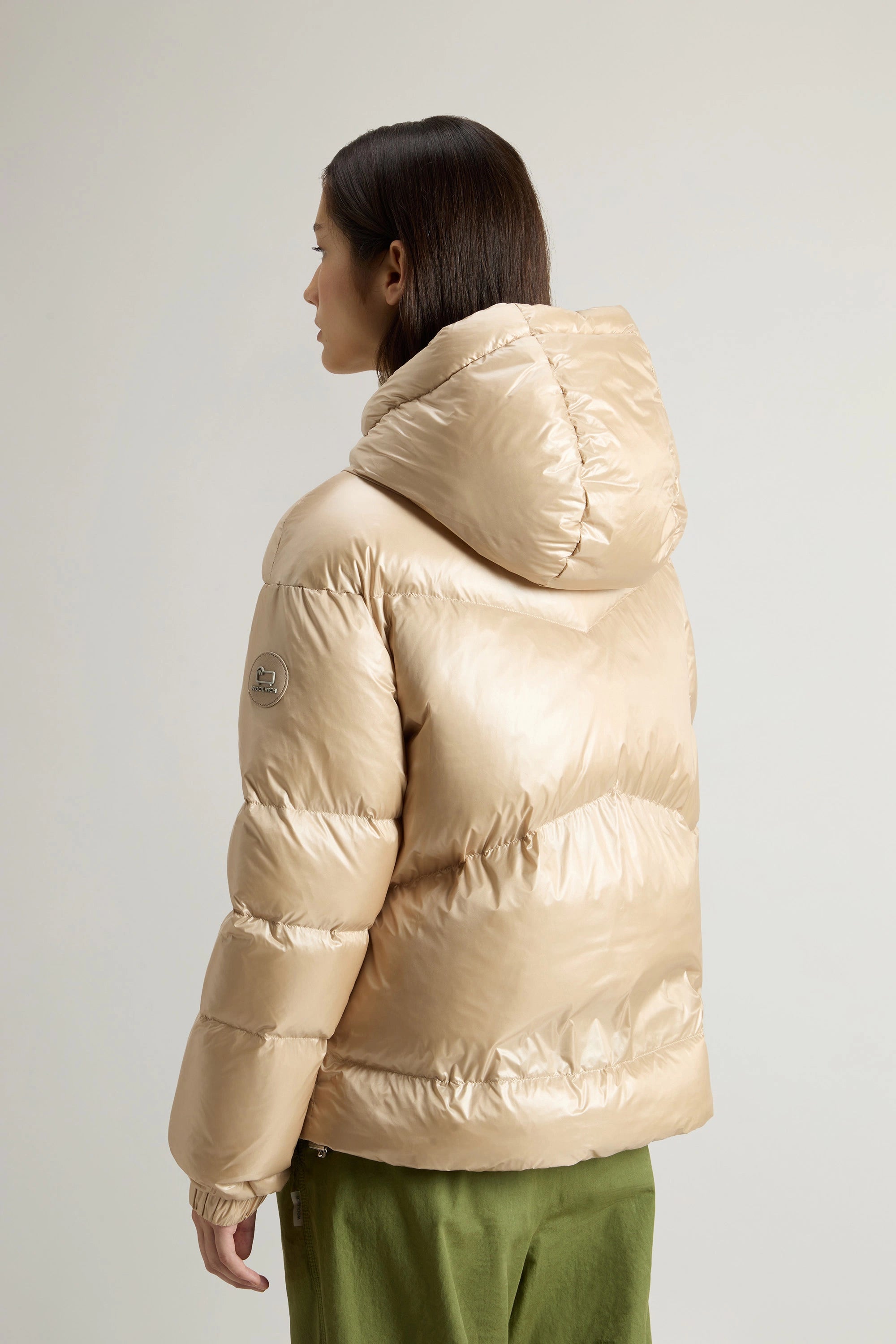 Short Down Jacket Aliquippa in Shiny Nylon / Beige