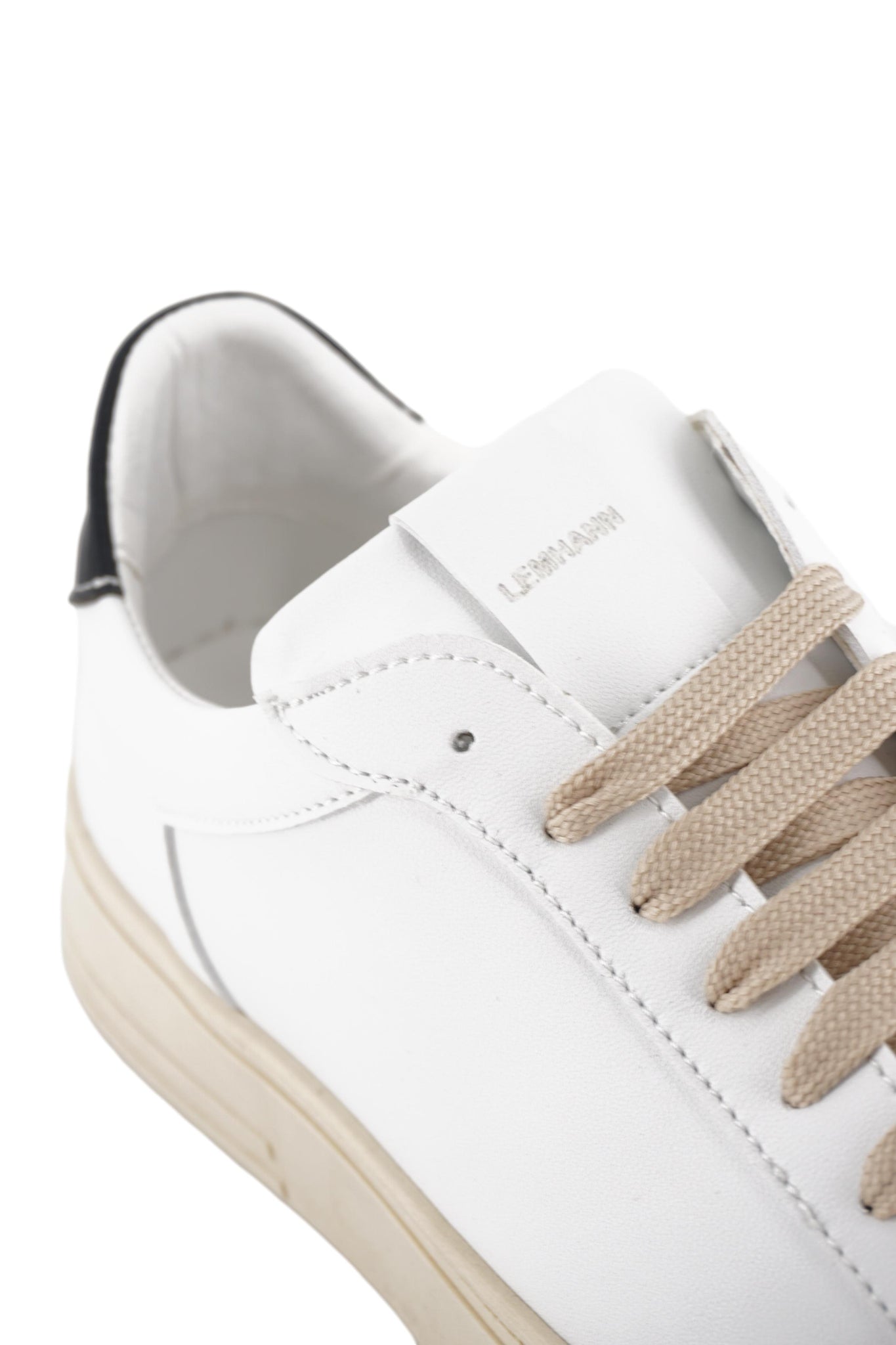 Sneaker in Pelle con Tab a Contrasto Nero / Bianco - Ideal Moda