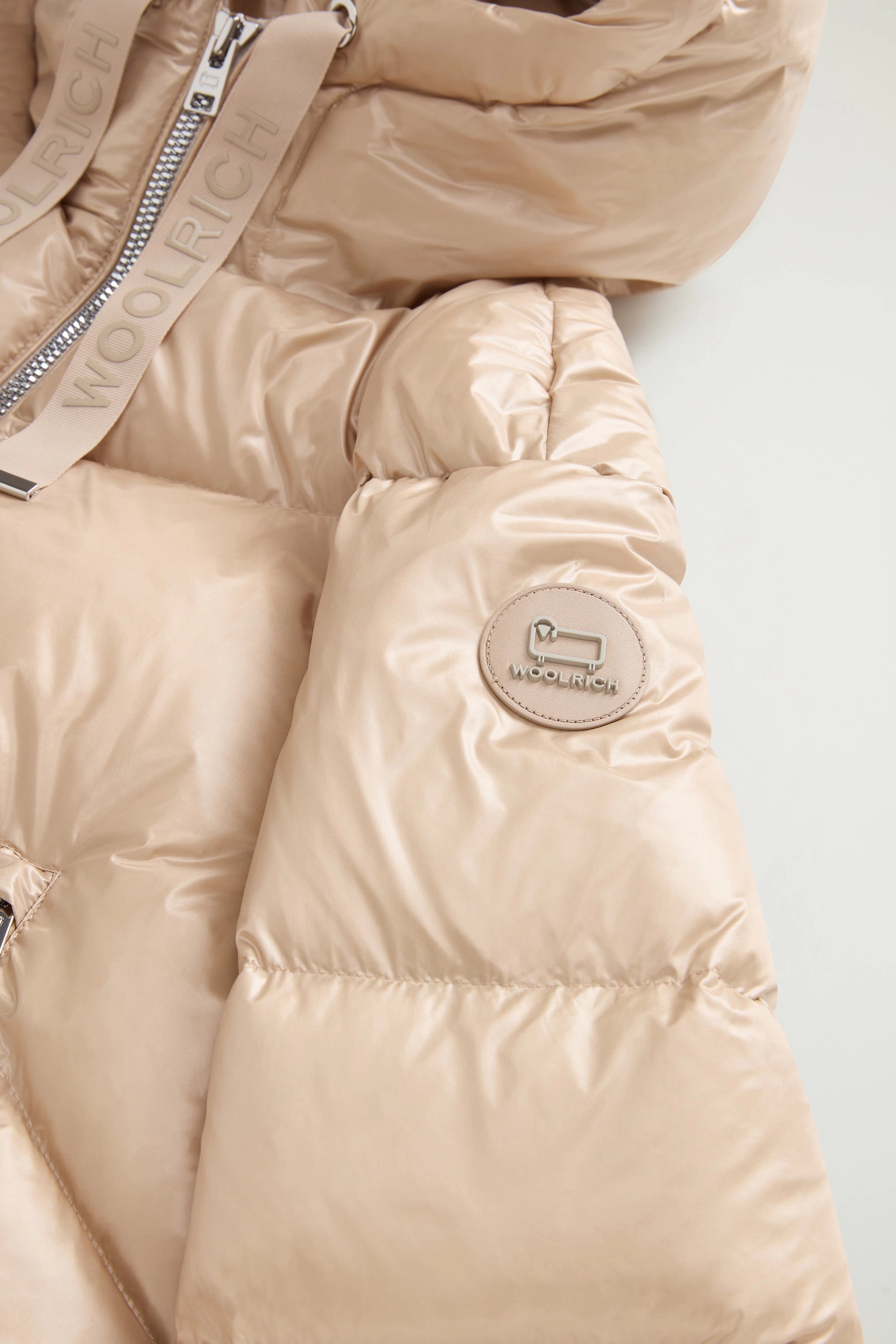 Short Down Jacket Aliquippa in Shiny Nylon / Beige
