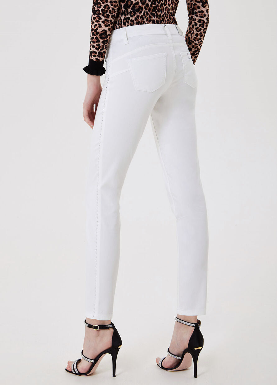 Pantalone cropped con applicazioni / Bianco - Ideal Moda