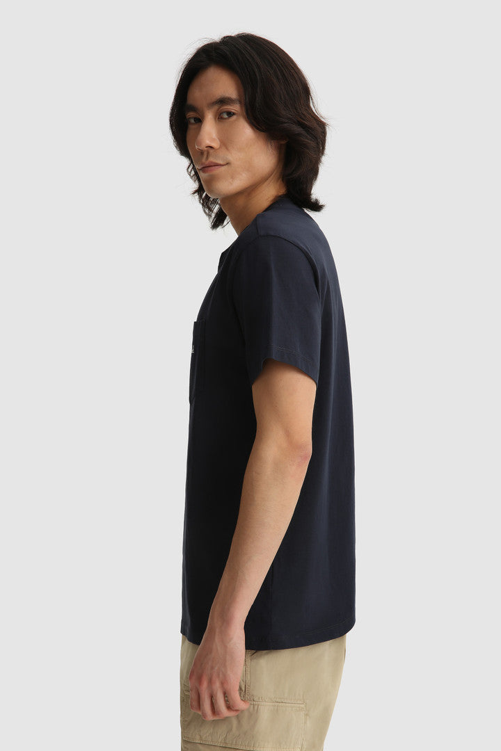 Maglietta con taschino e logo in rilievo / Blu - Ideal Moda
