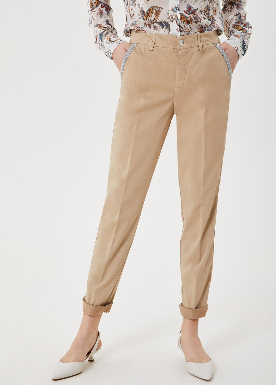 Pantalone chino con applicazioni / Beige - Ideal Moda